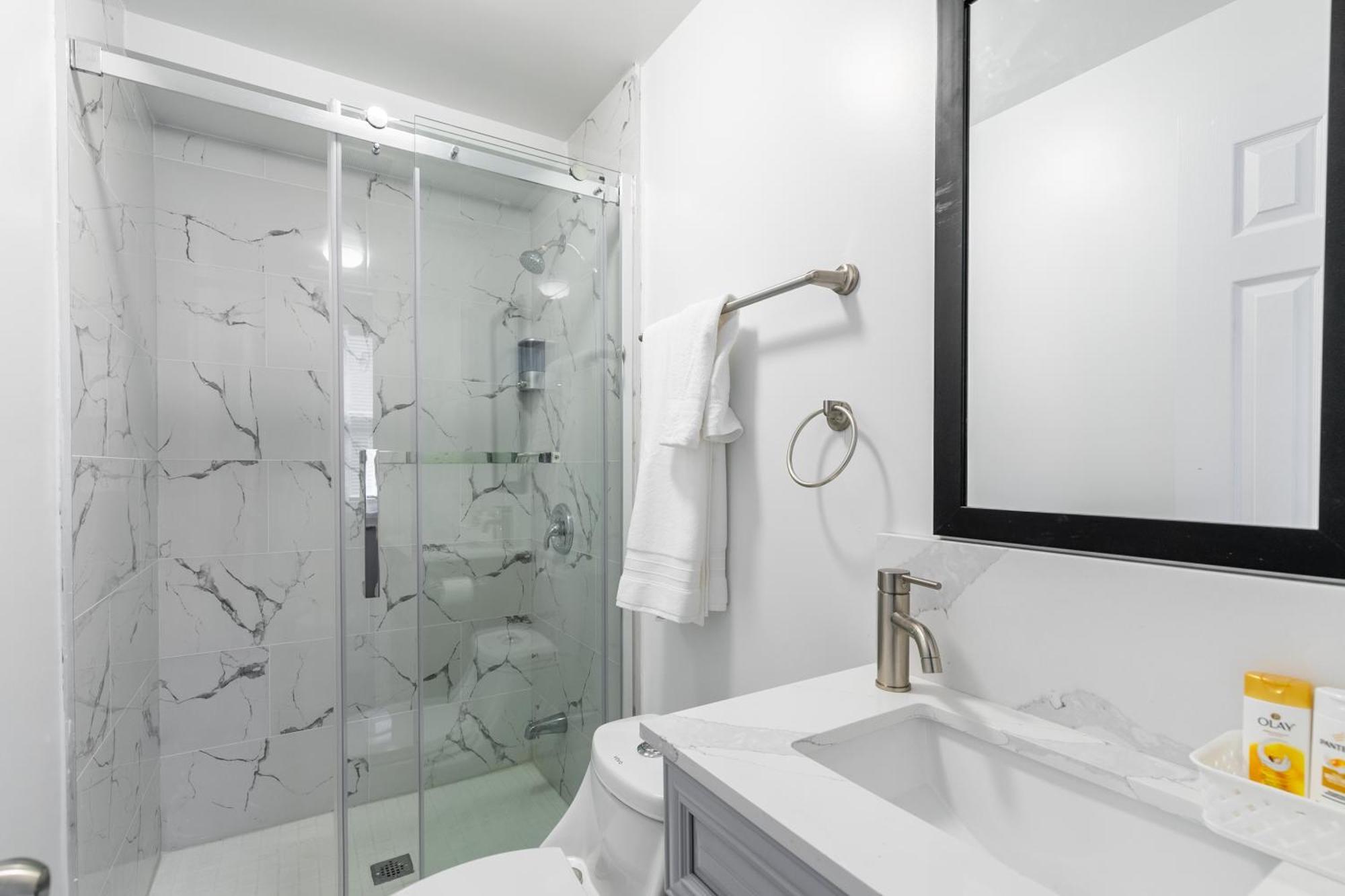 Beautiful Renovated Home 3 Mins Drive To Fall Niagara Falls Esterno foto