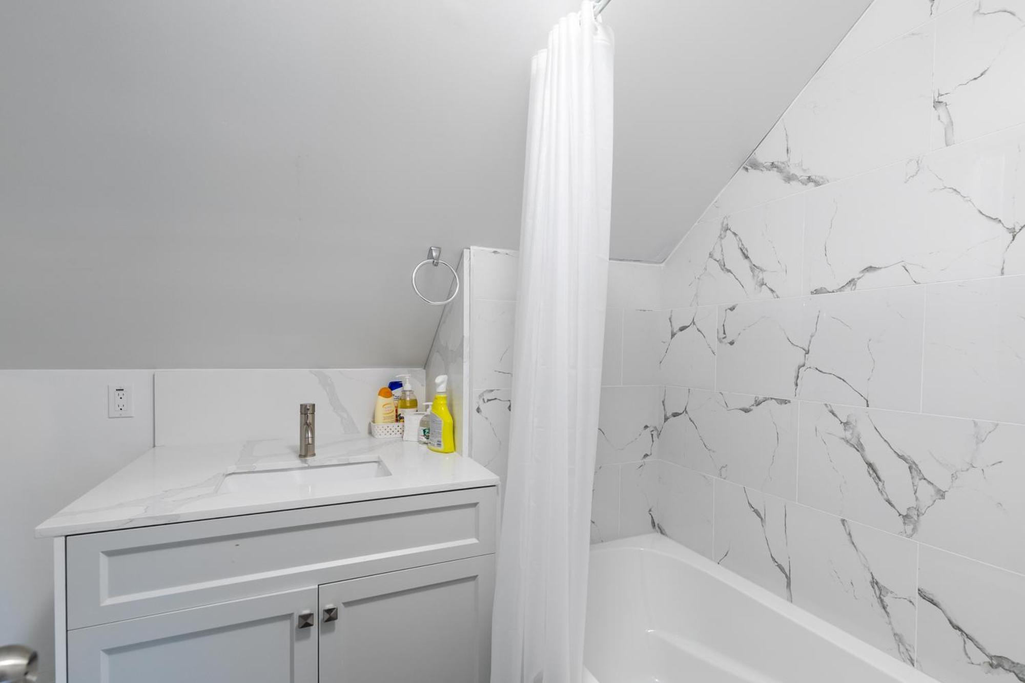 Beautiful Renovated Home 3 Mins Drive To Fall Niagara Falls Esterno foto
