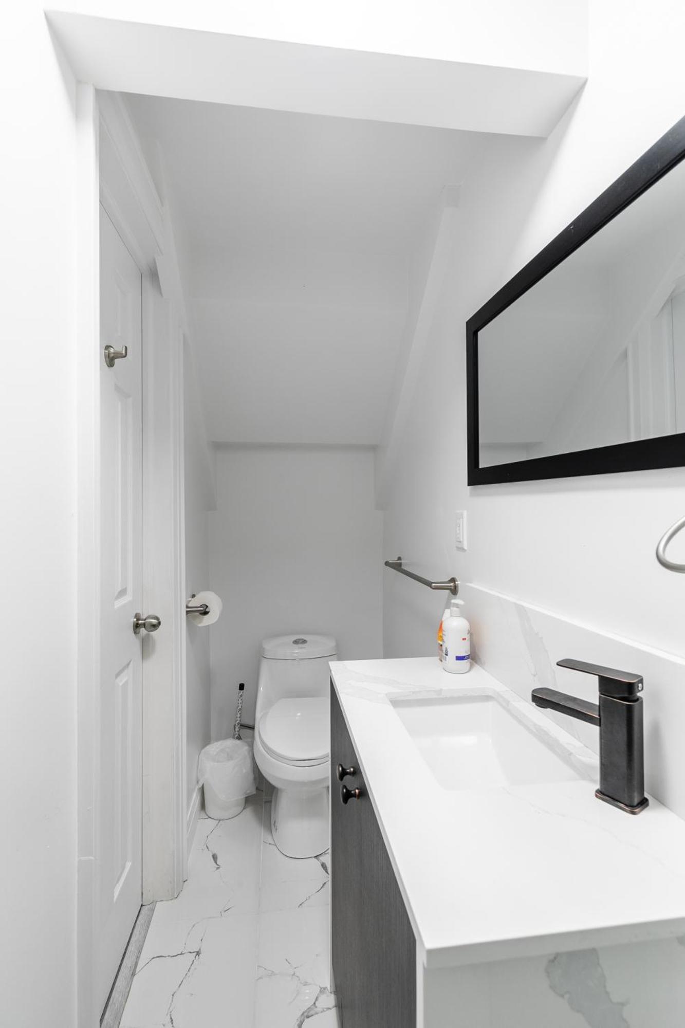 Beautiful Renovated Home 3 Mins Drive To Fall Niagara Falls Esterno foto