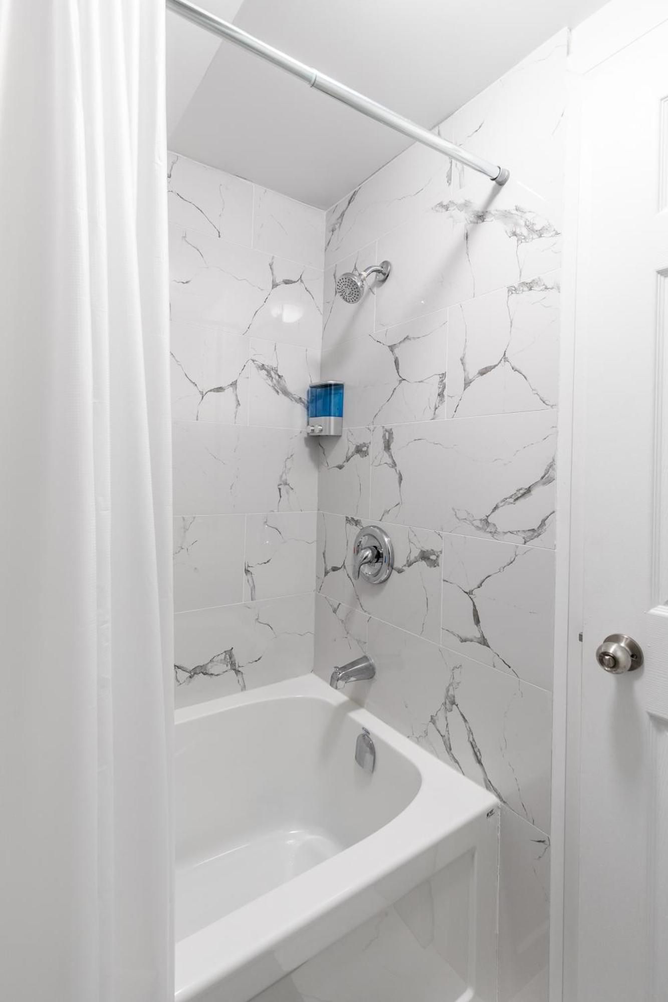 Beautiful Renovated Home 3 Mins Drive To Fall Niagara Falls Esterno foto